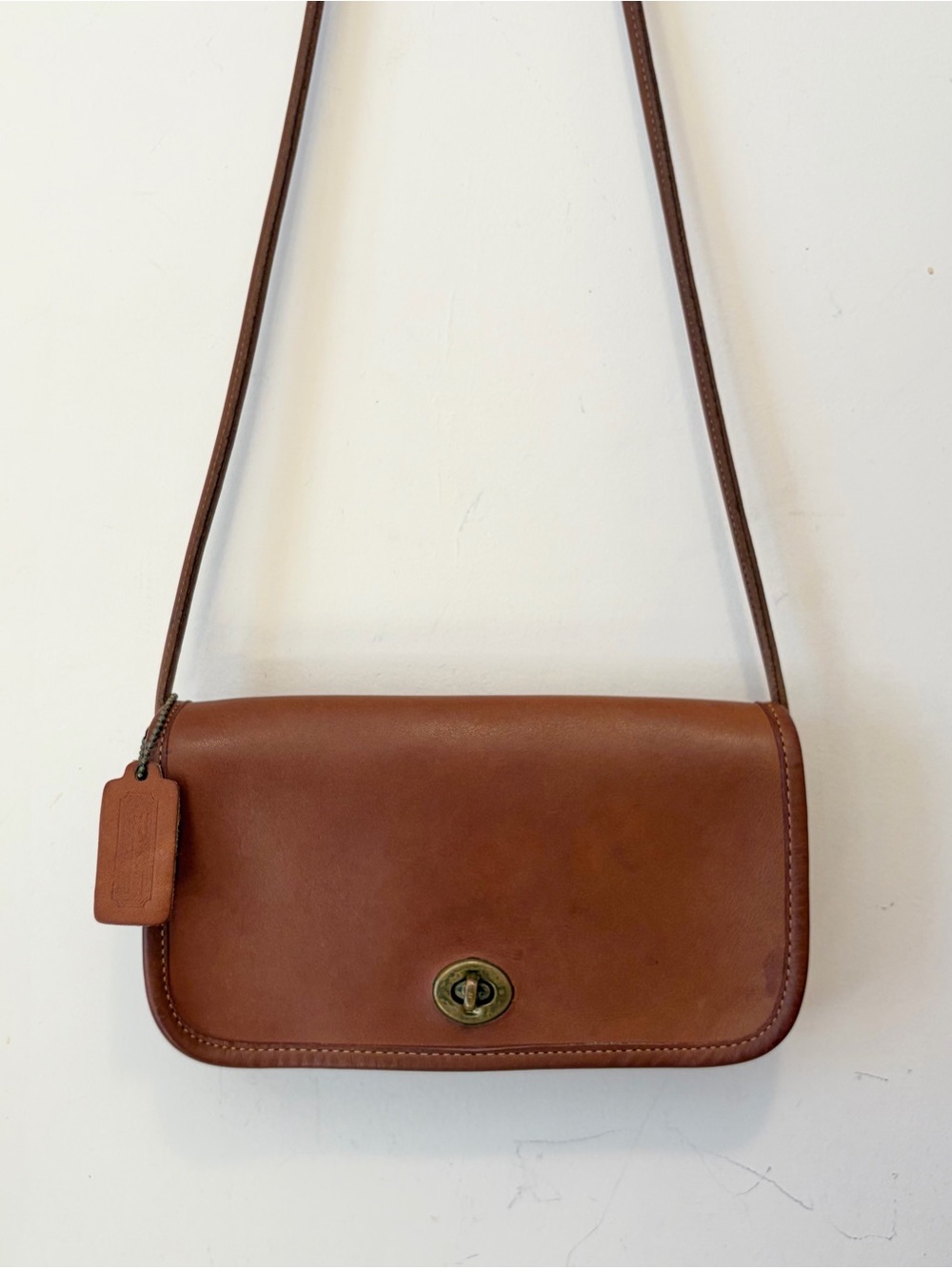 COACH Dinky #9375 British Tan Leather NYC Vintage 1980s Turnlock Shoulder Bag